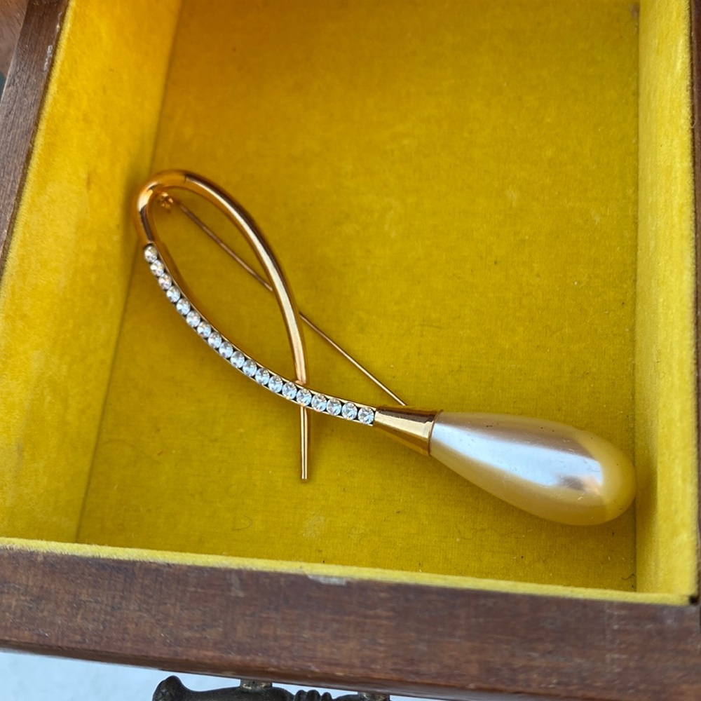 Beautiful large pearl Brooch